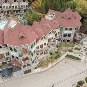 Hotel The Castle At Swan Lake cazare Vernon