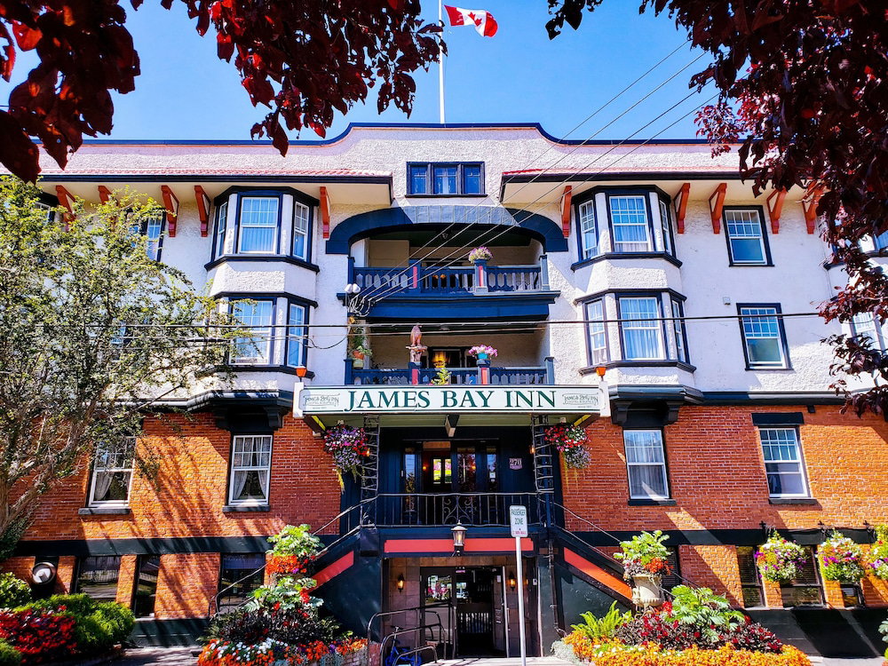 Hotel James Bay Inn Hotel & Suites