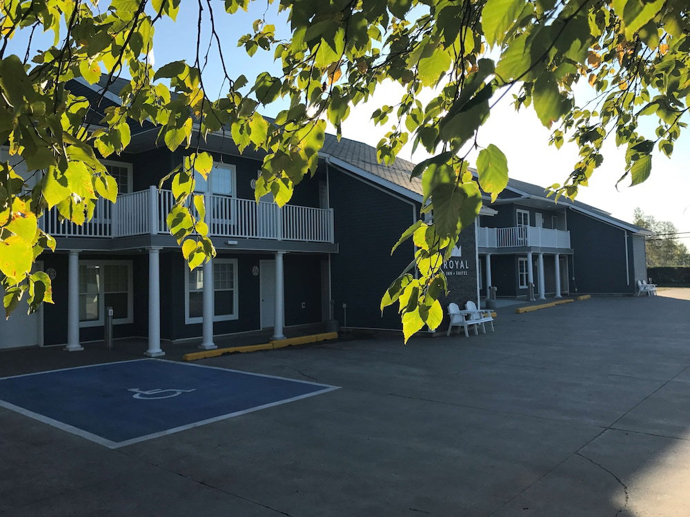 Hotel Royal Inn & Suites