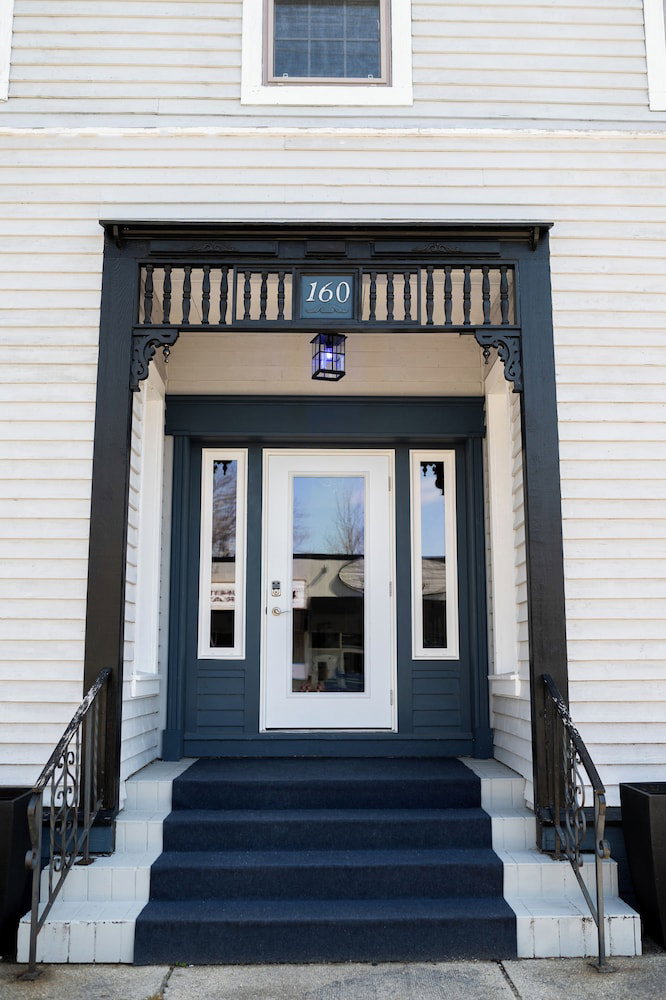 Hotel Loyalist Inn & Suites