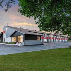 Hotel Ramada By Wyndham Kingston cazare Kingston