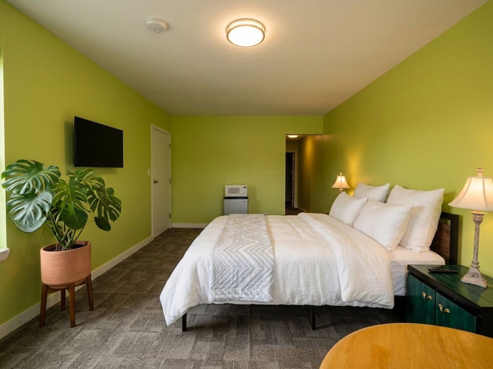 Hotel 6267 Persepolis Inn