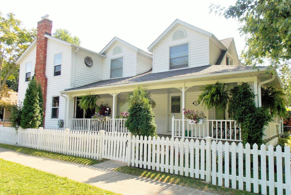 Hotel Finlay House Bed And Breakfast Niagara - On - The - Lake