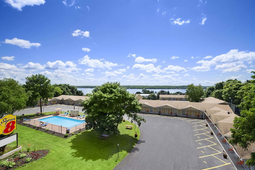 Hotel Super 8 By Wyndham Brockville
