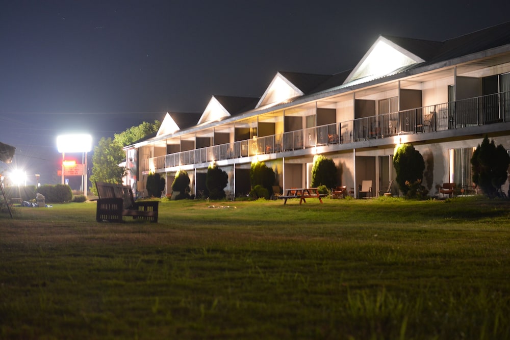Hotel Monashee Motel