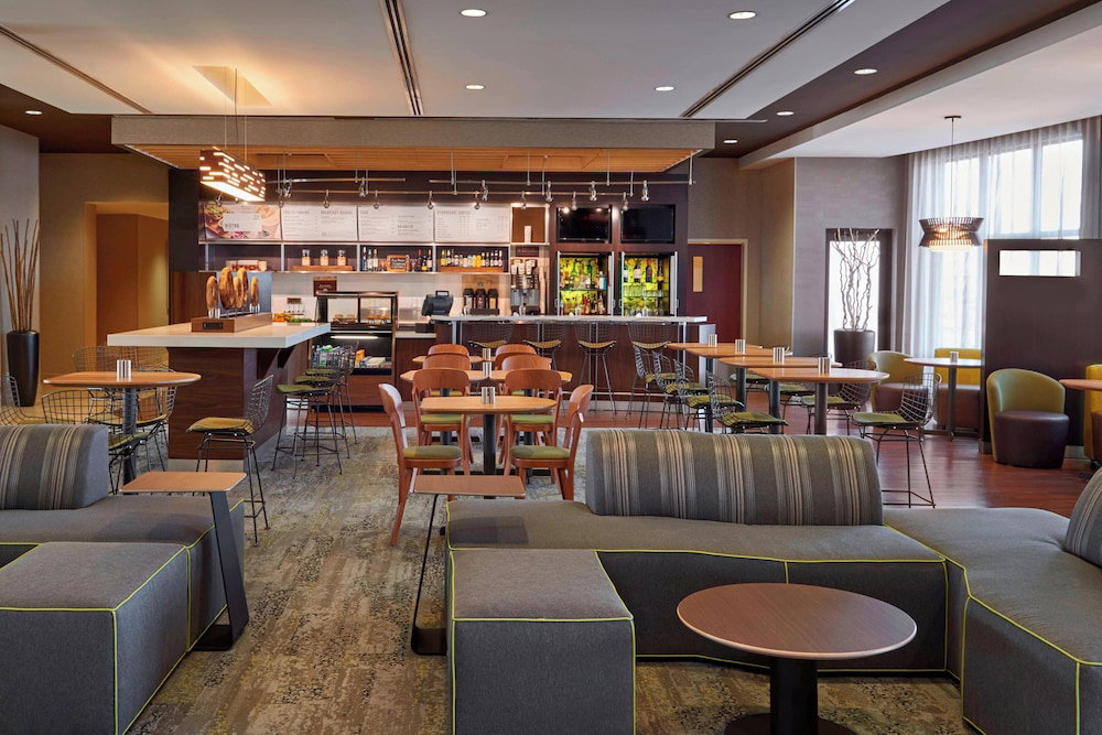 Hotel Courtyard By Marriott Kingston Highway 401/Division Street