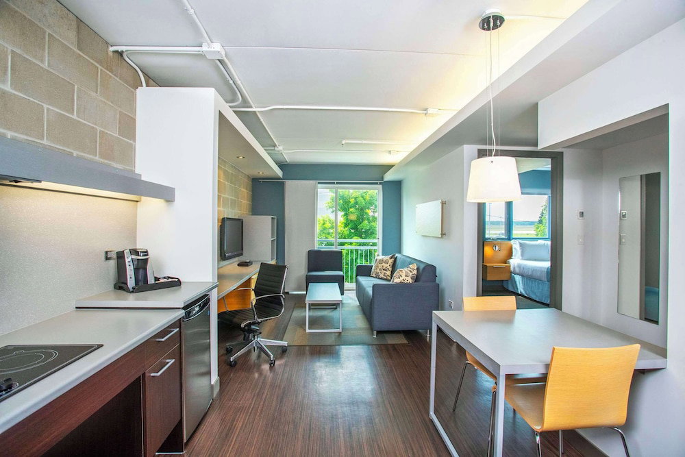 Hotel Barker Suites Southport