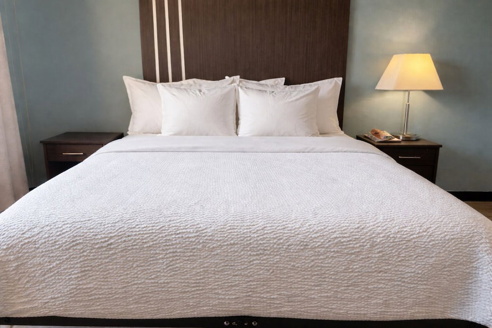 Hotel Village Inn & Suites