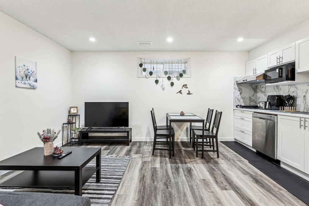 Hotel Charming Basement Suite With Parking & Laundry