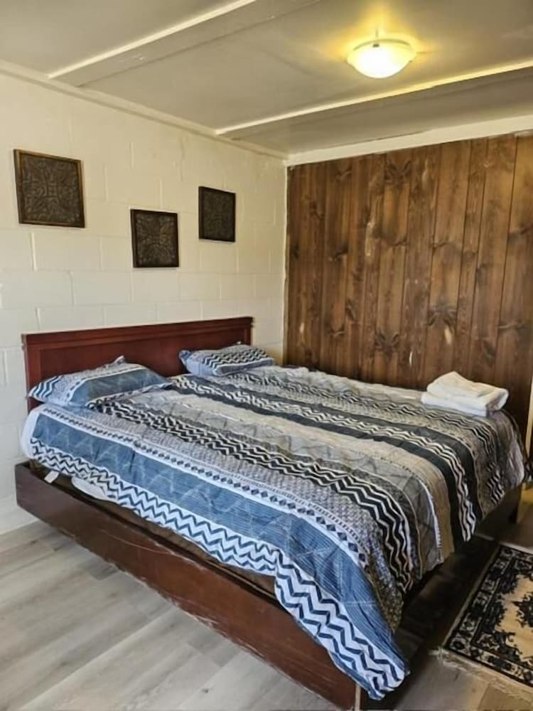 Hotel Palmerston Lake Motel