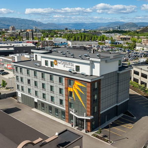 Hotel La Quinta Inn & Suites By Wyndham Kelowna Bc cazare Kelowna