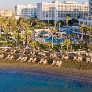 Hotel The Golden Bay Beach Hotel cazare Larnaca