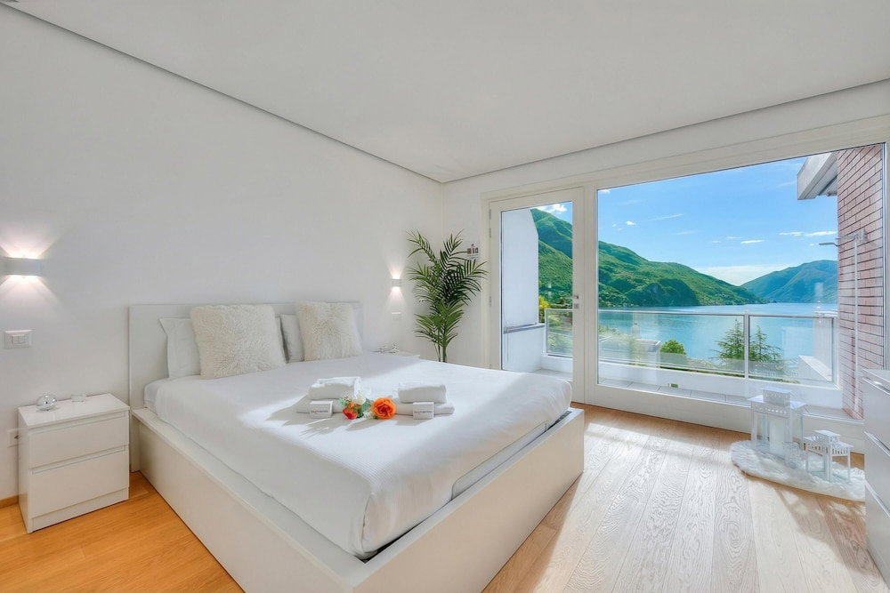 Hotel Honeymoon With Panoramic Lake-View
