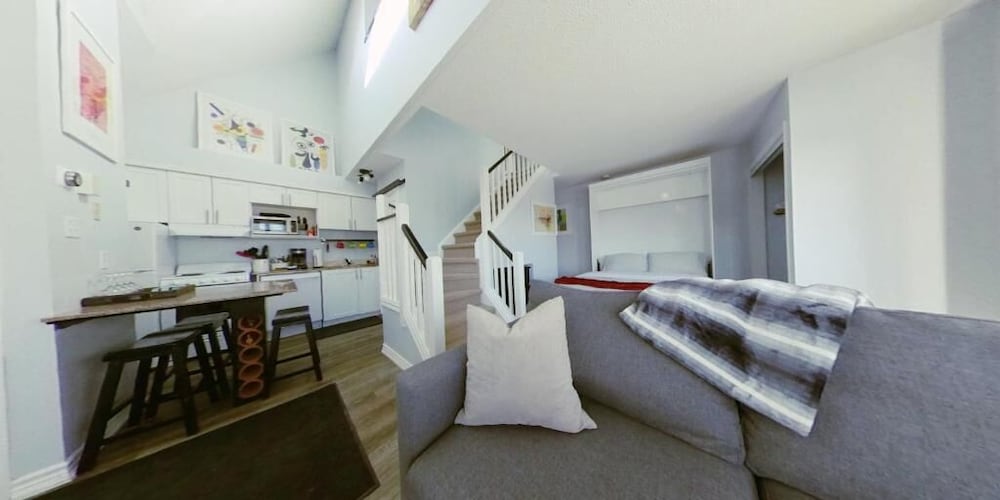 Hotel Artistic Hillside Loft