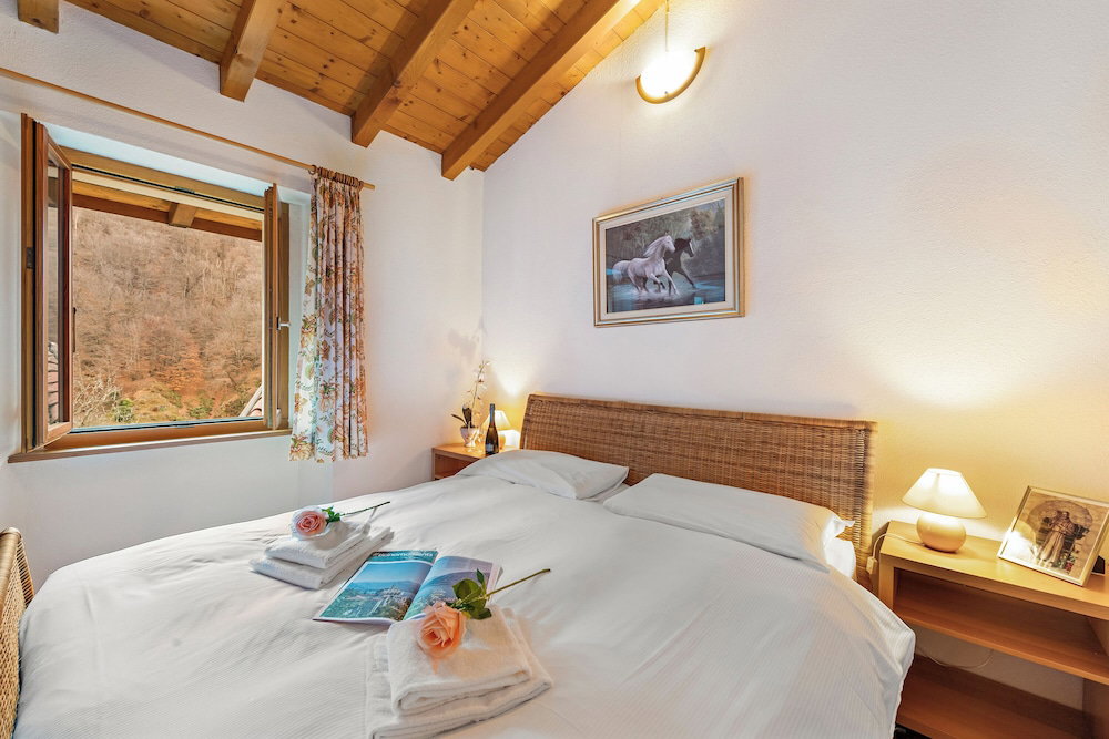 Hotel Casa Lara: Cosy Alpine Home Near Lugano + Garden