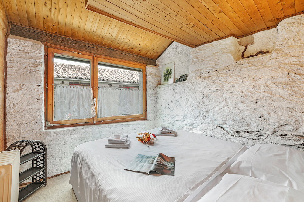Hotel Rustico Stock With Free Wifi
