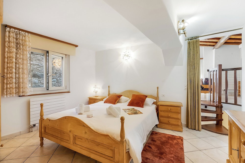 Hotel Rustico La Staleta With Balcony & Lake Views