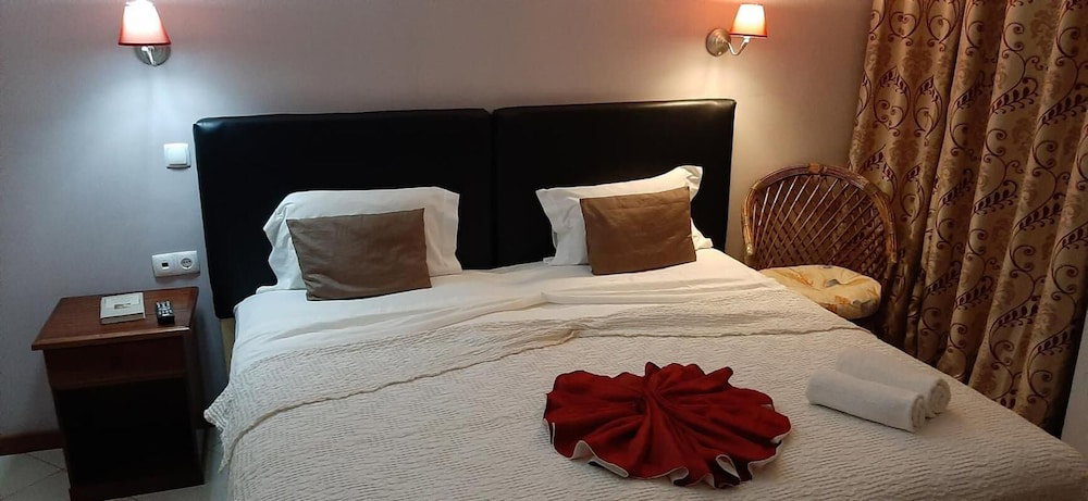 Hotel Room-Beautiful Deluxe Double Room In The