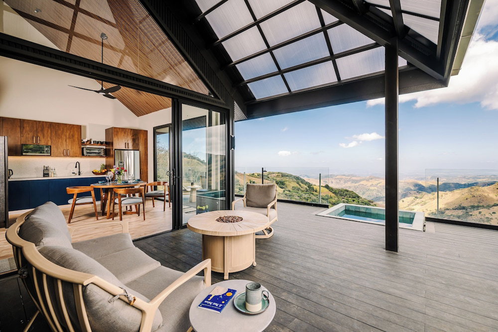 Hotel Lakay Monteverde: Heated Pool, Golf Cart And Breakfast