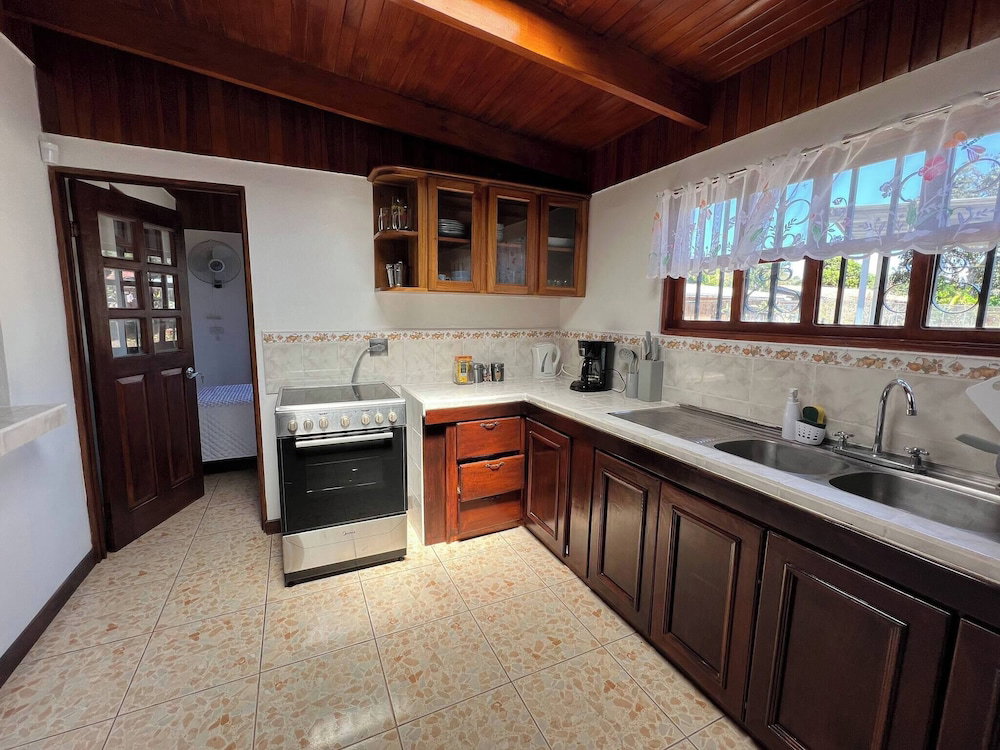 Hotel Charming 3-Bedroom House Rental In Paquera, Costa Rica
