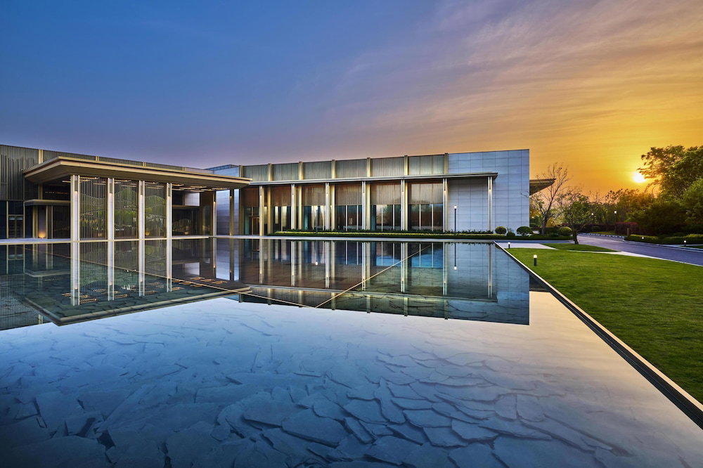Hotel Chongqing Lijia Baiyun Lake Hotel, Curio Collection Hilton