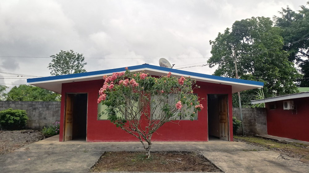 Hotel Cabinas El Tropico