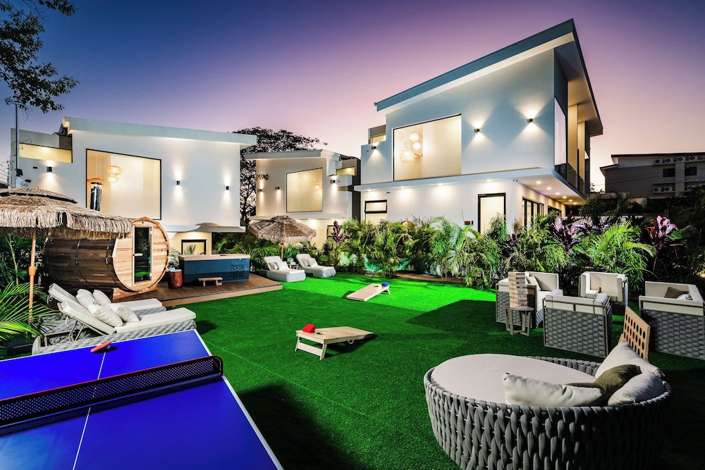 Hotel The Mvillas With Exclusive Beach Club Access