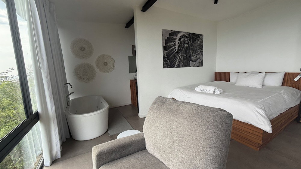 Hotel Seataya Honeymoon Suite