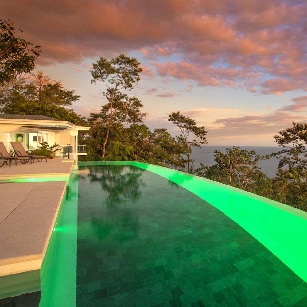 Hotel Adeluna Luxury Ocean View Villas