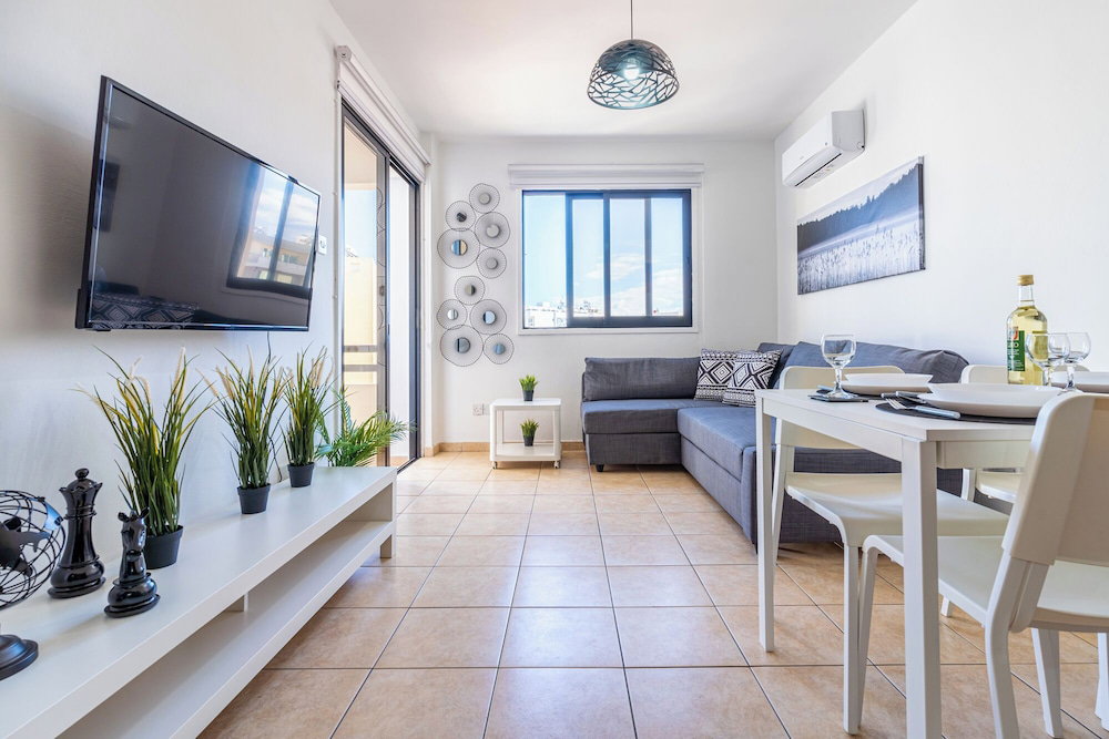 Hotel Polyn 1-Br Apt & Balcony In Larnaca