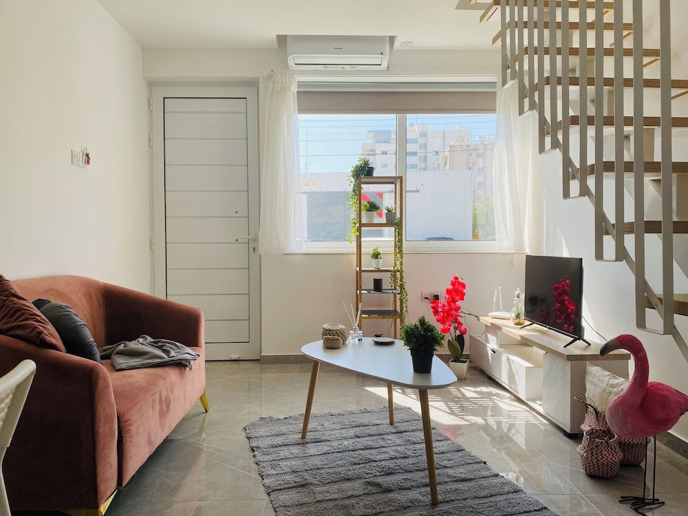 Hotel Pink Flamingo 1-Br Apartment In Larnaca