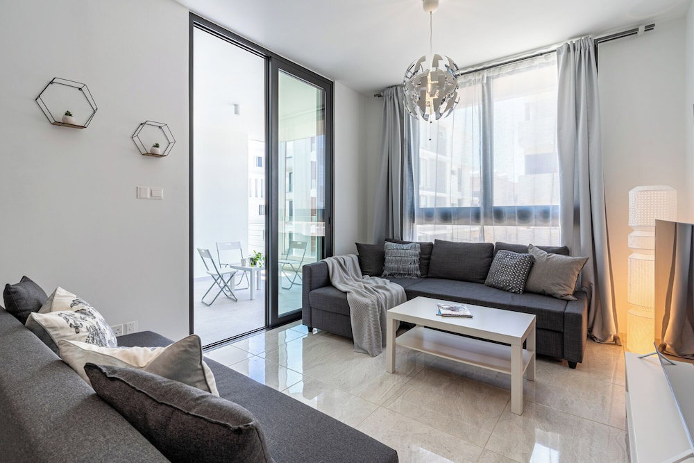 Hotel Lana 1-Bedroom Apt & Balcony In Larnaca