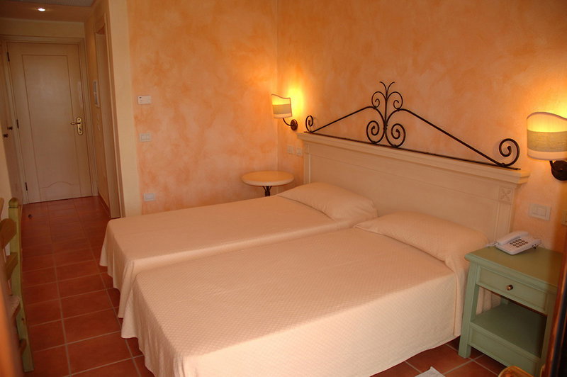Lantana Resort Hotel & Apartments