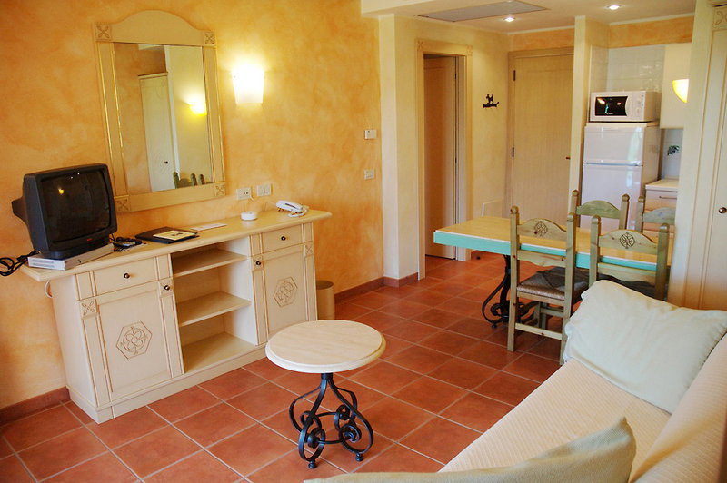 Lantana Resort Hotel & Apartments