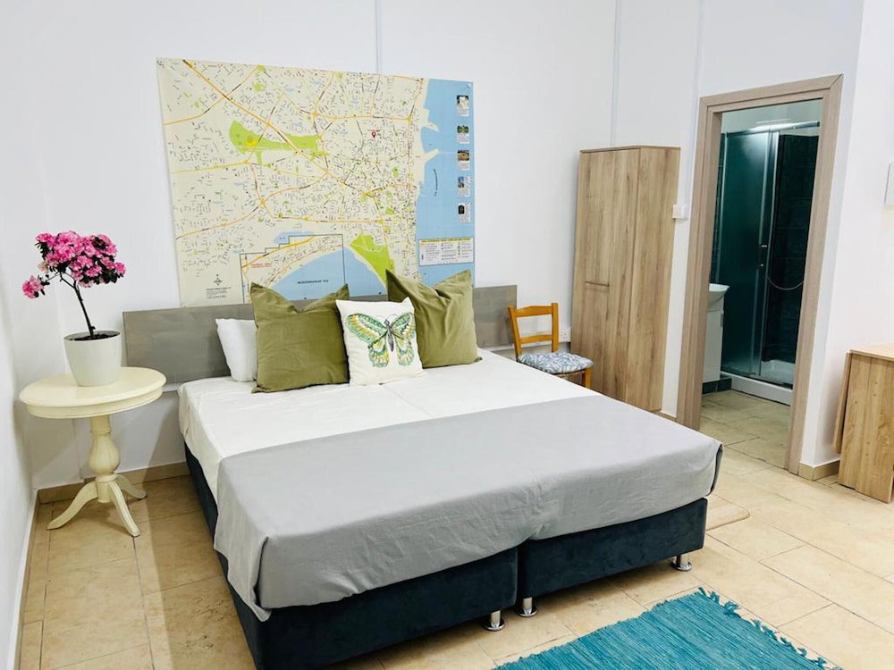Hotel Larnaca - Studio - Sleeps 4 - Garden - Parking