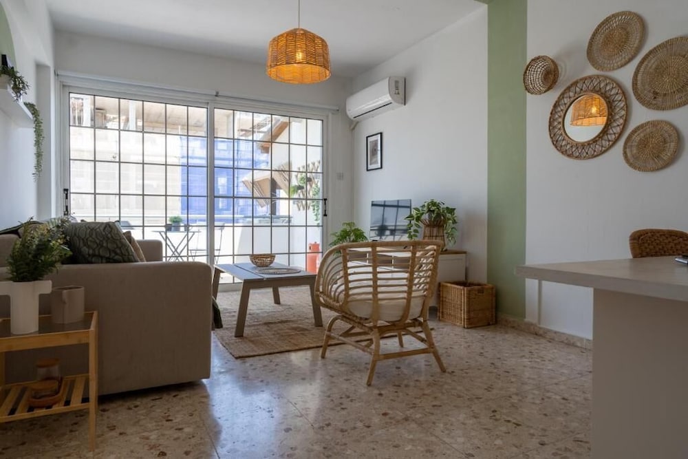 Hotel Blossom 1-Br Apt. & Balcony In Larnaca