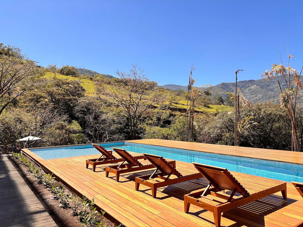 Hotel Bee Suites San José - Santa Ana