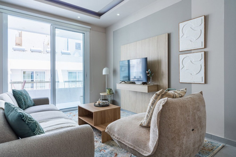 Hotel Beach Daze 1-Br Apt By Finikoudes Beach