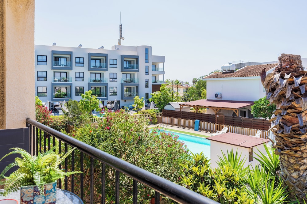 Hotel Lazuli 1-Br W Pool & Balcony In Larnaca