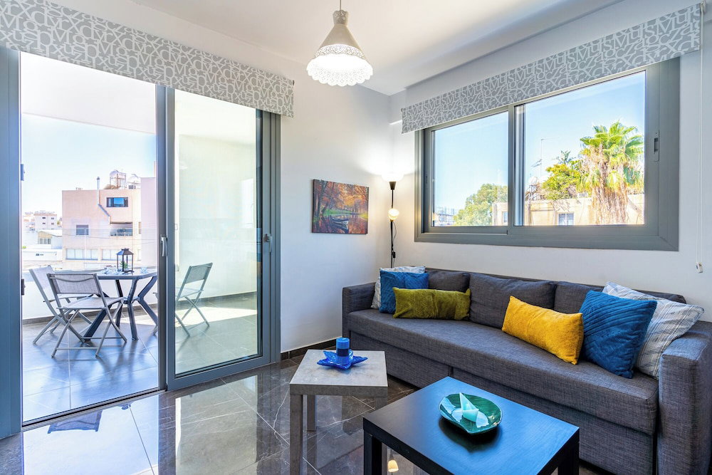 Hotel Kmeidos 1-Br Apt & Balcony In Larnaca