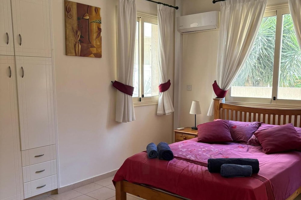 Hotel Holiday Home Paphos - Near Amenities - Poolside