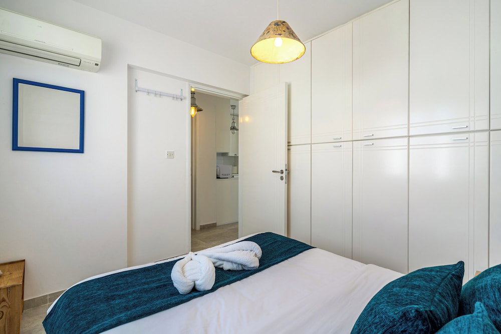 Seawaves 1- Br Apt. By Meneou Beach
