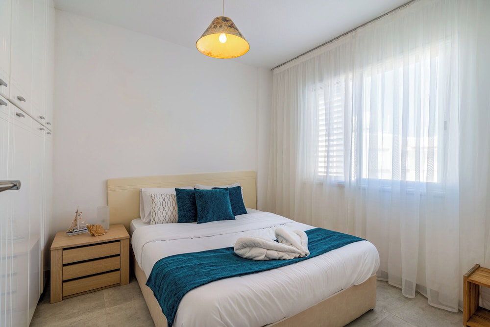 Seawaves 1- Br Apt. By Meneou Beach