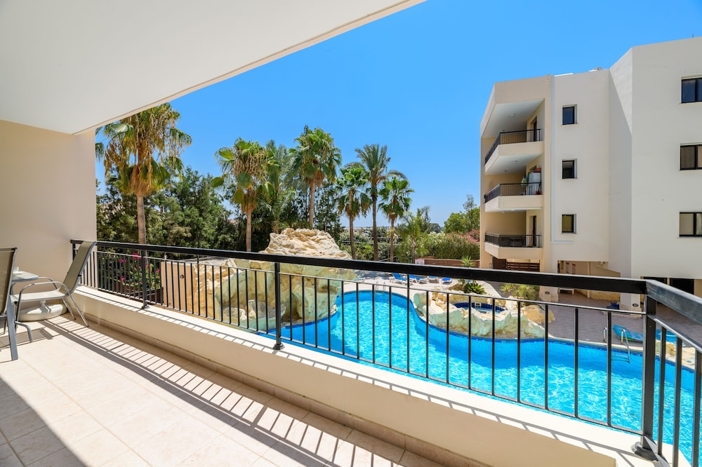 Hotel 2 Bed Apartment Overlooking Pool - Oroklini