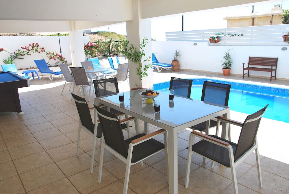 Hotel Pomos Villa - Only 50M To The Sea, Picturesque - Tranquil Area, Paphos