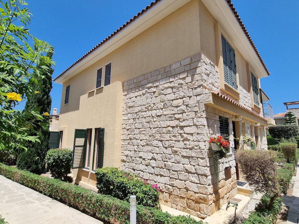 Hotel Cyprus Townhouse/ Queen Bed/ Pool/ Patio/Air/Freep