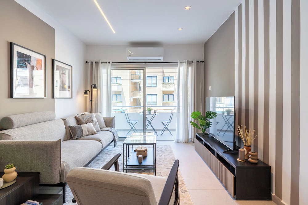 Hotel Hazel 2-Br Apt. & Balcony In Larnaca