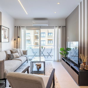 Sejur Hazel 2-Br Apt. & Balcony In Larnaca vacanta Meneou