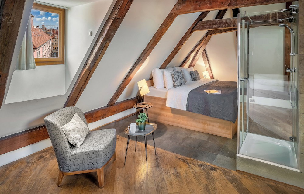 3 Epoques Apartments By Adrez Living