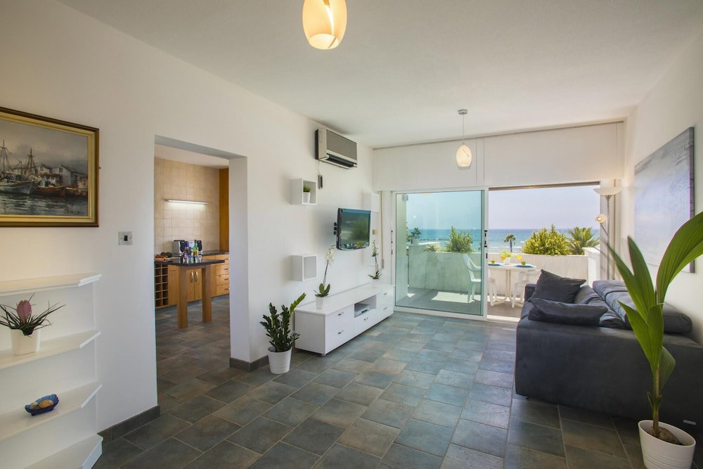Hotel Lordos Sunshore Beachfront Suite